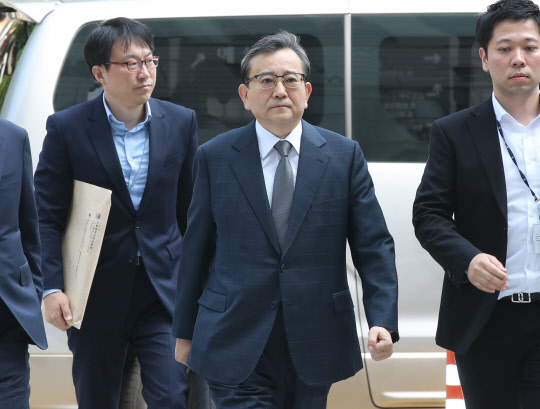 1억6000만원대 뇌물수수·성접대 혐의를 받고 있는 김학의 전 법무부 차관이 16일 오전 서울 서초구 서울중앙지법에서 열린 구속 전 피의자 심문(영장실질심사)에 출석하기 위해 법정으로 향하고 있다. <연합뉴스>